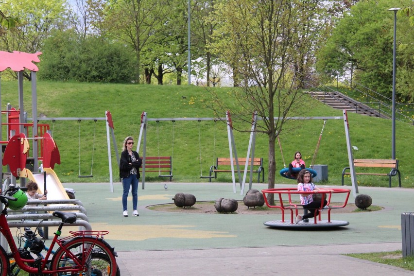 Majówka 2023 w Dąbrowie Górniczej. Mieszkańcy wypoczywają w Parku Hallera, biorą udział w atrakcjach Dębowego Maj Festiwalu 
