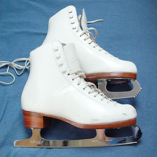 Źródło: http://commons.wikimedia.org/wiki/File:Figure-skates-2.jpg