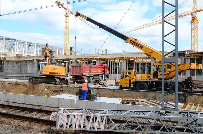 Poznań:  Na peronach dworca PKP trwają prace przy fundamentach pod wielopoziomowy parking [ZDJĘCIA]