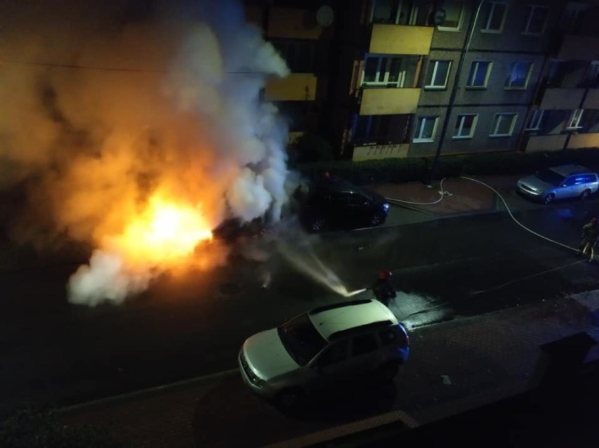 Pożar dwóch samochodów zaparkowanych przy ul. Dąbrowskiego...