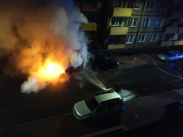 Pożar dwóch samochodów zaparkowanych przy ul. Dąbrowskiego Zobacz kolejne zdjęcia/plansze. Przesuwaj zdjęcia w prawo - naciśnij strzałkę lub przycisk NASTĘPNE