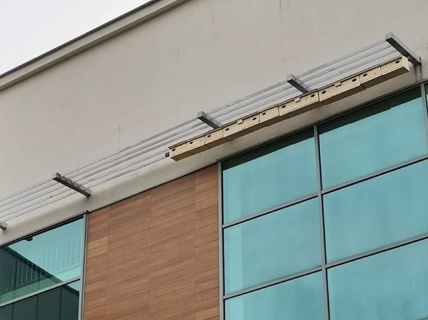 Budki lęgowe dla jerzyków zamontowane na budynku Kompleksu Basenów "Nemo" w Pustkowie Osiedlu