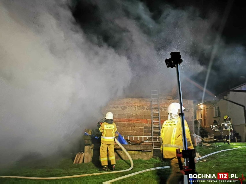 Pożar budynku gospodarczego w Lipnicy Górnej, z ogniem przez dwie godziny walczyło 27 strażaków