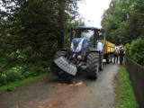 Wypadek w Trzcińsku. Bus zderzył się z ciągnikiem. 13 poszkodowanych