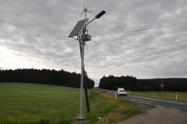 Lampa hybrydowa na skrzyżowaniu na Drężno i Stare Wierzchowo