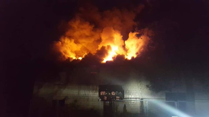Pożar budynku OSP w Kamieńsku. Straty oszacowano na 600 tys. zł. To było podpalenie? [ZDJĘCIA]