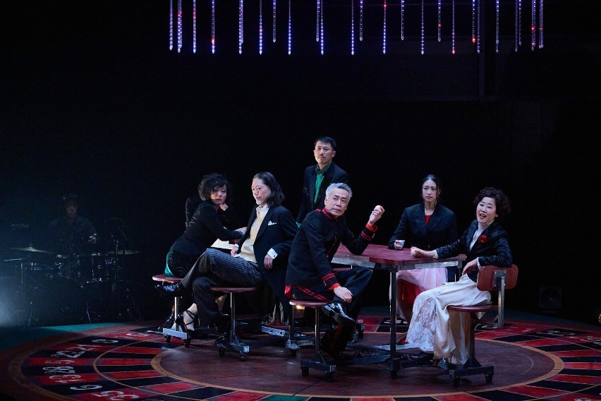W szponach hazardu, rewelacyjny spektakl "Gracz" na podstawie powieści Fiodora Dostojewskiego pokazał w Radomiu teatr z Japonii