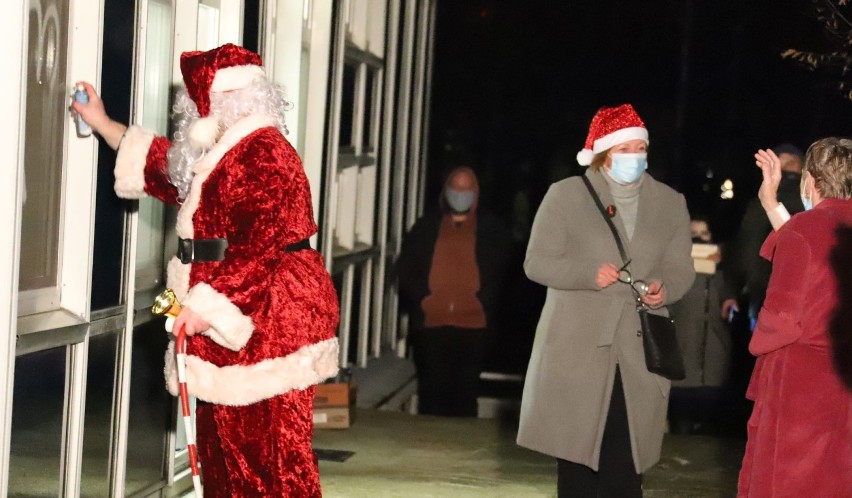 LESZNO. Wojewódzki Szpital Zespolony w Lesznie odwiedził Święty Mikołaj. Sprawił radość zwłaszcza dzieciom z oddziału pediatrycznego [FOTO]