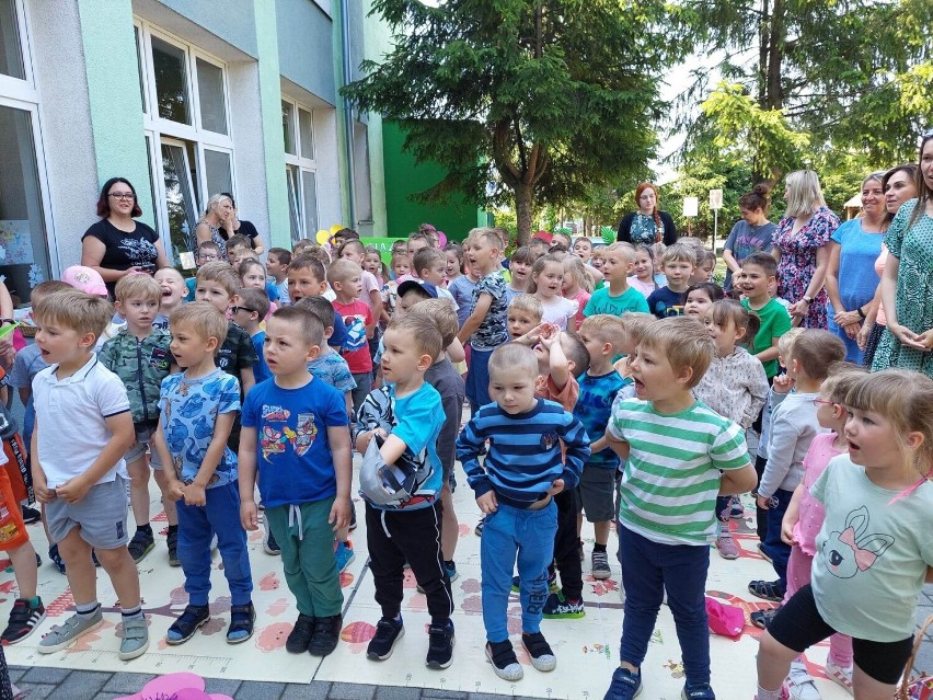 Czytanie na polanie w Gnieźnie. Akcja Biblioteki Publicznej i Przedszkola nr 17