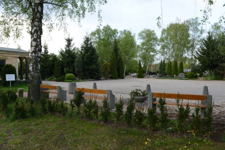 Ławeczki na cmentarzu na Junikowie