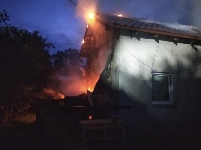 Na terenie ogródków działkowych przy ulicy Średniej w Solcu Kujawskim w ogniu stanął dom samotnej matki