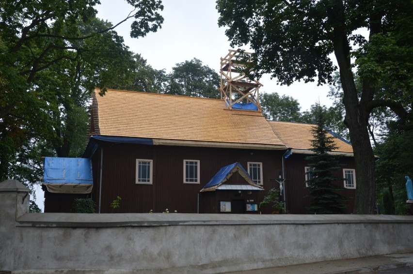 Kapsuła czasu odnaleziona w kościele w Łaznowie w gminie Rokiciny [ZDJĘCIA]