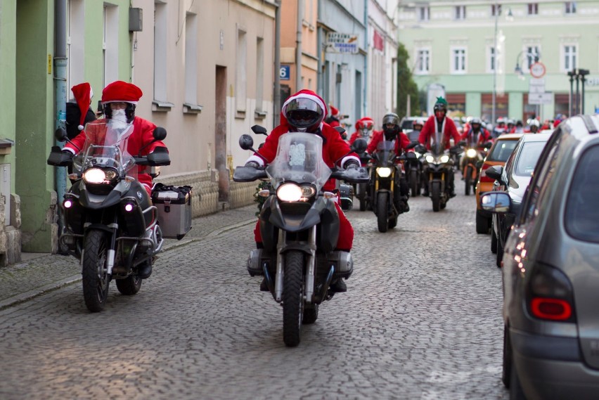 Mieszkańcom podobał się korowód Mikołajów na motocyklach.