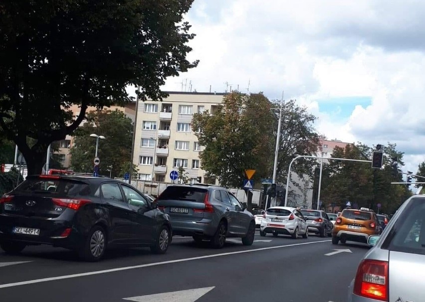 Zderzenie 3 aut i ciężarówki na skrzyżowaniu Kilińskiego z Jana Pawła II