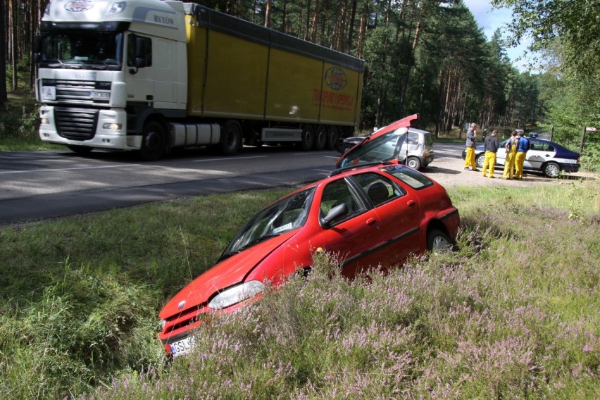 Zderzenie pojazdów na trasie 212. Jedna osoba trafiła do szpitala 