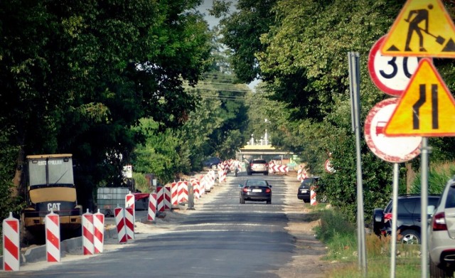 Trwa inwestycja na ul. Burzenińskiej. Na drogach powiatowych odnowiono poziome znakowanie