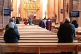 Msza w szczecińskiej katedrze. W kościołach liczą ludzi