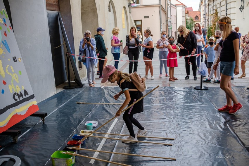Artyści uliczni w weekend w Tarnowie. Na początek zaserwowali happening w podcieniach [ZDJĘCIA]