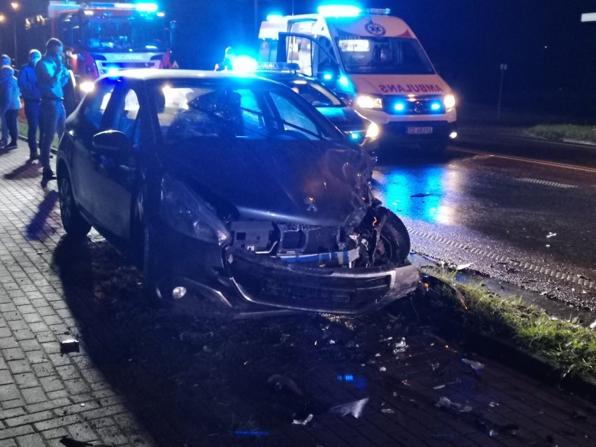 Wypadek dwóch samochodów na ul. Paderewskiego w Grudziądzu. Dwie osoby trafiły do szpitala