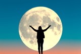 Jak pełnia Księżyca wpływa na człowieka? Truskawkowy Księżyc na niebie. Nie do wiary, ile fazy Księżyca zmieniają w naszym życiu