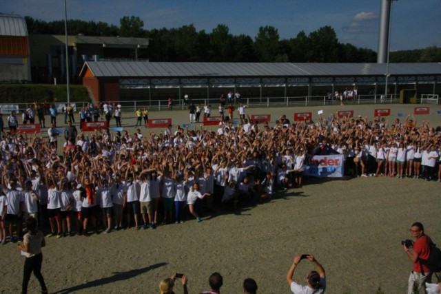 Finał zawodów odbywał się w Drzonkowie koło Zielonej Góry, a więc we wsi, gdzie znajduje się Wojewódzki Ośrodek Sportu i Rekreacji, który może poszczycić się wychowankami startującymi m.in. w pięcioboju nowoczesnym. 

Na zawody do Drzonkowa przyjechało ponad 1200 zawodników i zawodniczek, reprezentujących 288 zespołów z całego kraju. Wśród nich były dziewczyny z Rumi - drużyna ze Szkoły Podstawowej nr 9. 


CZYTAJ DALEJ - - - >
ZOBACZ NASTĘPNE ZDJĘCIE - - - >