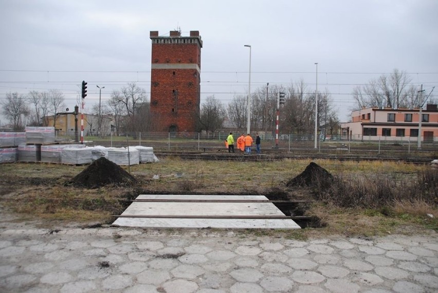 Trwa budowa dojścia do dworca PKP w Jędrzejowie