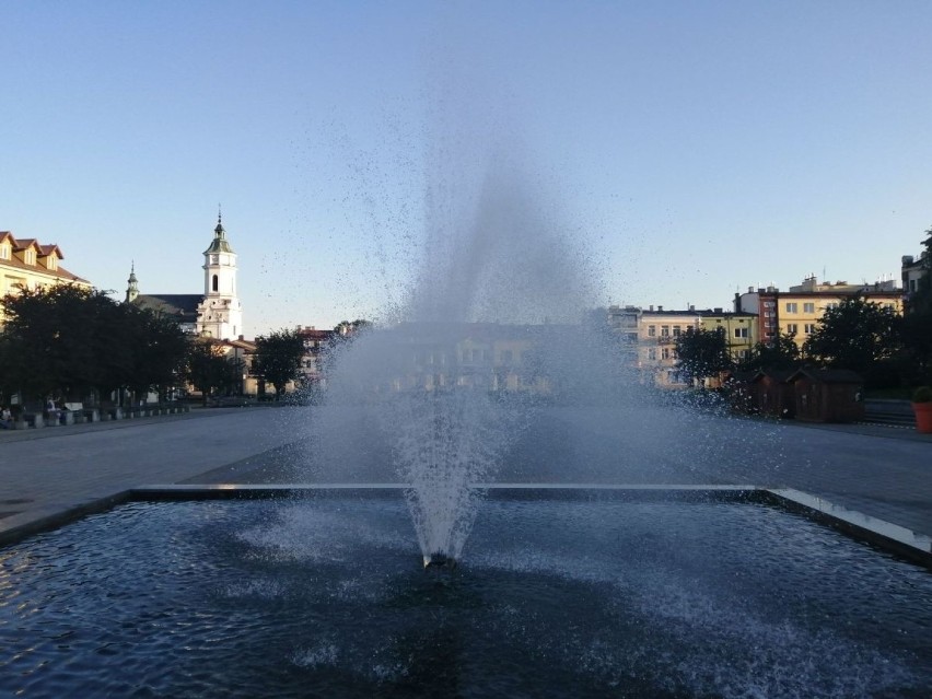 Nowe fontanny w Ostrowcu cieszą nie tylko w czasie upałów [WIDEO]