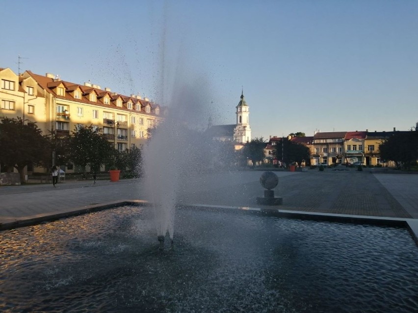 Nowe fontanny w Ostrowcu cieszą nie tylko w czasie upałów [WIDEO]