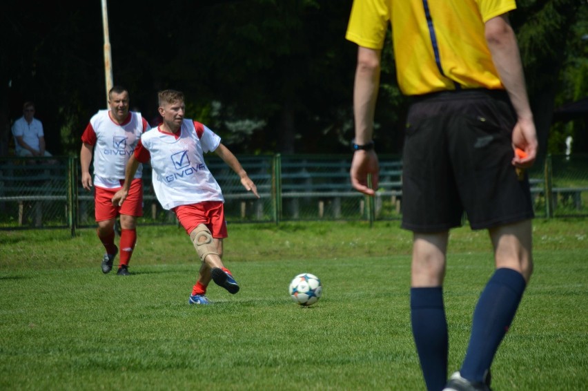 Malbork. Piłkarscy oldboje oblegali stadion przy Parkowej [ZDJĘCIA]. W finale znowu Pomezania i Żuławy