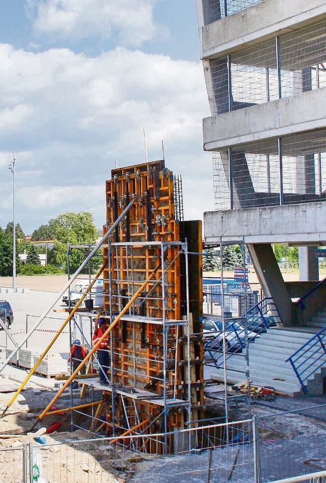 Obecnie w okolicy stadionu trwają m.in. prace związane z budową kładki, którą na obiekt będą wchodzić kibice gości