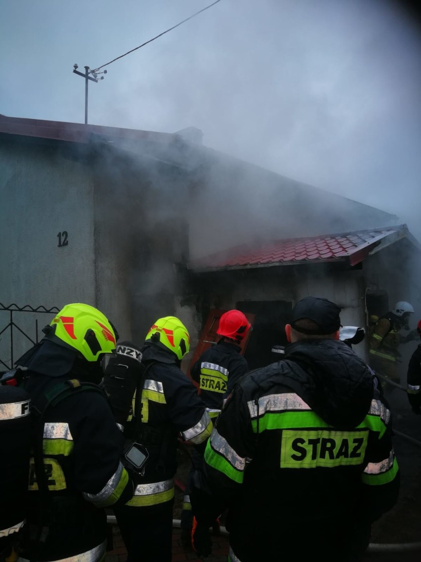 Gmina Trąbki Wielkie: Pożar domu w Postołowie gasiło 6 zastępów straży [ZDJĘCIA]