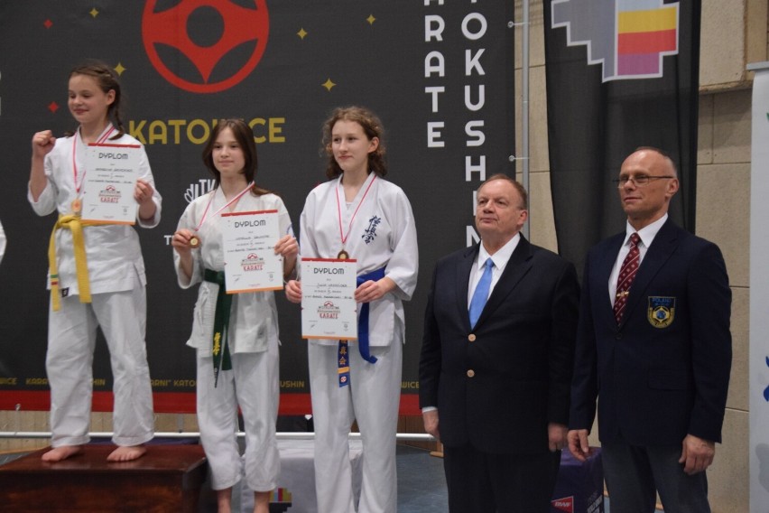 Ola Rajkowska i Julia Urbańska z Niwnickiego Klubu Karate...
