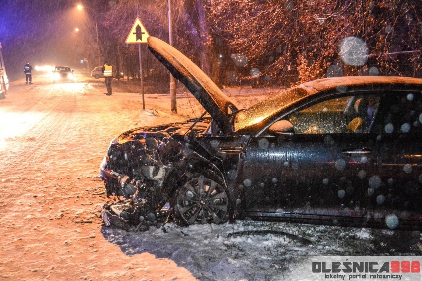Dwie osoby zostały ranne w wypadku pod Oleśnicą [ZOBACZ ZDJĘCIA]