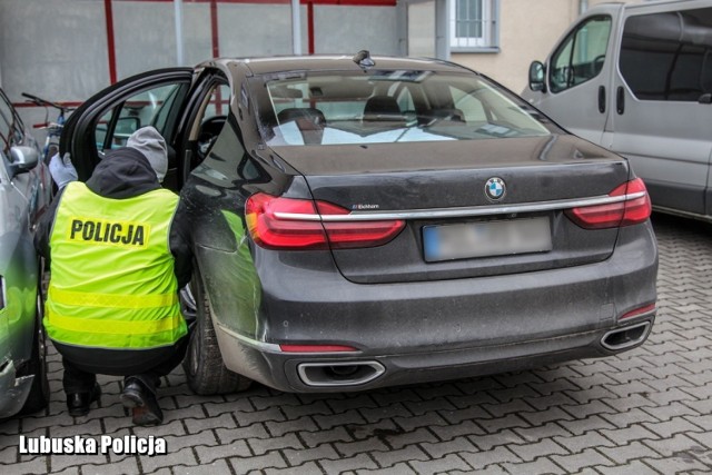 Policjanci z żarskiej komendy, którzy pełnili służbę z niemieckim funkcjonariuszem w przygranicznych Zasiekach podjęli pościg za BMW. Kierowca tego pojazdu nie zatrzymał się do kontroli po stronie niemieckiej. Funkcjonariusze odzyskali auto warte 250 tys. zł skradzione na terenie Niemiec . Do sprawy zatrzymano 41-letniego mieszkańca województwa dolnośląskiego, trafił do policyjnego aresztu.



W środę (13 marca 2019 r.) policjanci z żarskiego ruchu drogowego prowadzili wspólne działania z niemieckim funkcjonariuszem w przygranicznych Zasiekach. Wspólna służba ukierunkowana była na ujawnianie wykroczeń oraz przestępstw popełnianych w ruchu drogowym. Przed godziną 11.00 niemiecki policjant otrzymał informację, że po stronie niemieckiej ok. 30 km od granicy prowadzony jest pościg za kierowcą BMW koloru czarnego, który nie zatrzymał się do kontroli. 

Funkcjonariusze natychmiast udali się w kierunku granicy. Wtedy otrzymali kolejną informację, że BMW nie zatrzymało się także do kontroli kolejnemu, drugiemu już niemieckiemu patrolowi. Funkcjonariusze znajdując się w rejonie stacji paliw zauważyli opisany pojazd, który zbliżał się z bardzo dużą prędkością. 

Kierowca nie reagował na sygnały świetlne i dźwiękowe, ominął radiowóz pędząc w kierunku miejscowości Brody. Patrol polsko - niemiecki natychmiast ruszył za uciekającym. W pewnym momencie kierowca BMW oddalił się na znaczną odległość, porzucił samochód na skraju lasu na drodze gruntowej w rejonie miejscowości Wcina i uciekł w nieznanym kierunku. Policjanci nie odpuścili, szukali kierowcy dalej. Jadąc w oddali zauważyli na łące uciekającego mężczyznę, jego wygląd był zgodny z ubiorem kierowcy. Funkcjonariusze ruszyli za nim pieszo, zatrzymali go po krótkiej chwili, gdy próbował się ukryć w głębokim rowie.

Jak się okazało, samochód marki BMW 7, został skradziony na terenie Niemiec w miejscowości Obernburg am Main tego samego dnia, jego szacunkowa wartość to co najmniej 250 tys. zł. Zatrzymany do sprawy mężczyzna to 41-letni mieszkaniec woj. dolnośląskiego. Został przebadany testerem narkotykowym, który wykazał metamfetaminę. Jak się okazało zatrzymany był poszukiwany do odbycia kary pozbawienia wolności w wymiarze 1 roku i 6 miesięcy za kradzież z włamaniem.

Policjanci gromadzą materiał dowodowy w tej sprawie, 41-latek trafił już do policyjnego aresztu, gdzie oczekuje na dalsze czynności. Skradziony pojazd został zabezpieczony i wróci do prawowitego właściciela.

