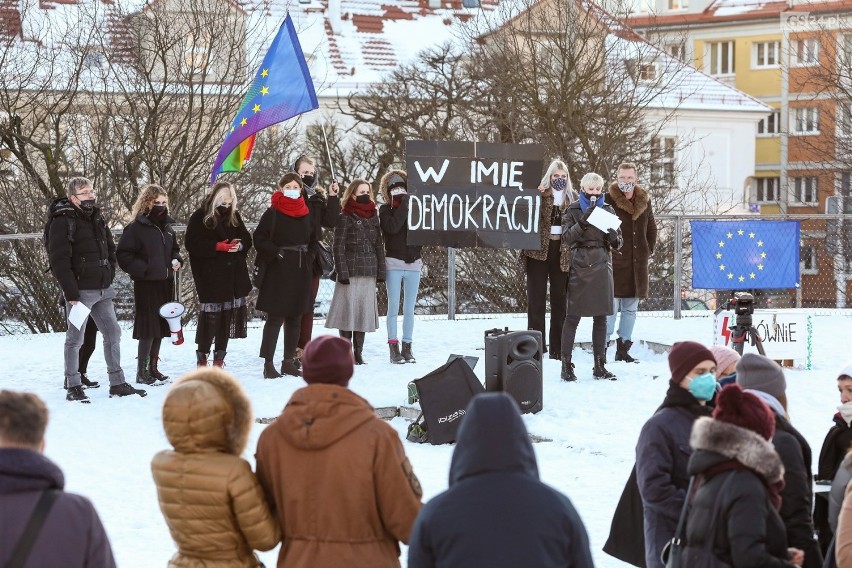 "W imię demokracji". Manifestacja na placu Solidarności w Szczecinie - 13.02.2021