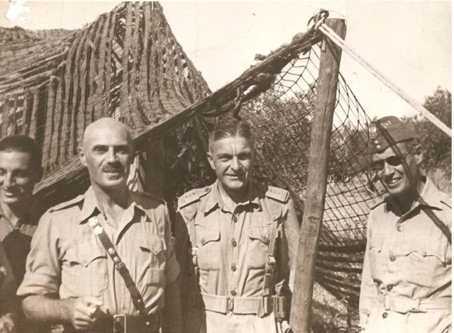 Pułkownik Konstanty Skąpski (drugi z prawej) z generałem Władysławem Andersem (drugi z lewej)