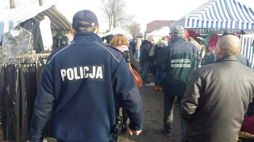 Kontrole policji, sanepidu i inspekcji weterynaryjnej na targowisku gminnym w powiecie radziejowskim [zdjęcia]