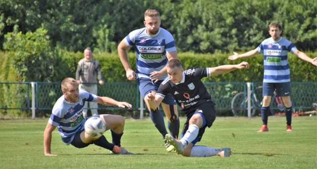 V liga piłkarska, grupa zachodnia (3 września 2022): Niwa Nowa Wieś - Błękitni Modlnica 3:1. Na zdjęciu: Mariusz Piskorek, mimo asysty dwóch obrońców, z "podpórki" strzela drugą bramkę dla Niwy, a swoją pierwszą.