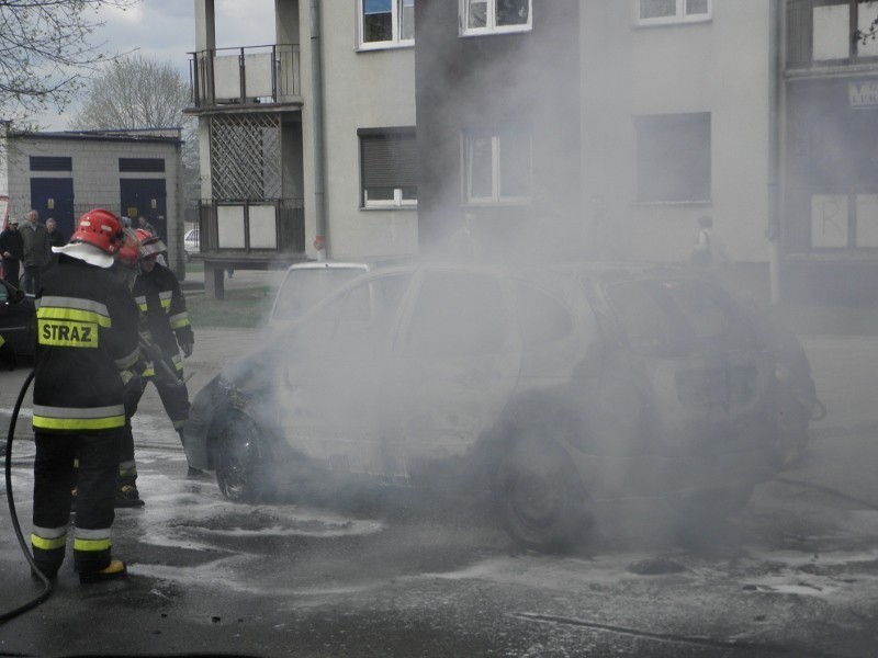 Pożar samochodu renault scenic na ul. Smugowej w Tomaszowie Maz.