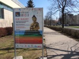 Wystawa "Oświecenie 3 D", przed budynkiem biblioteki