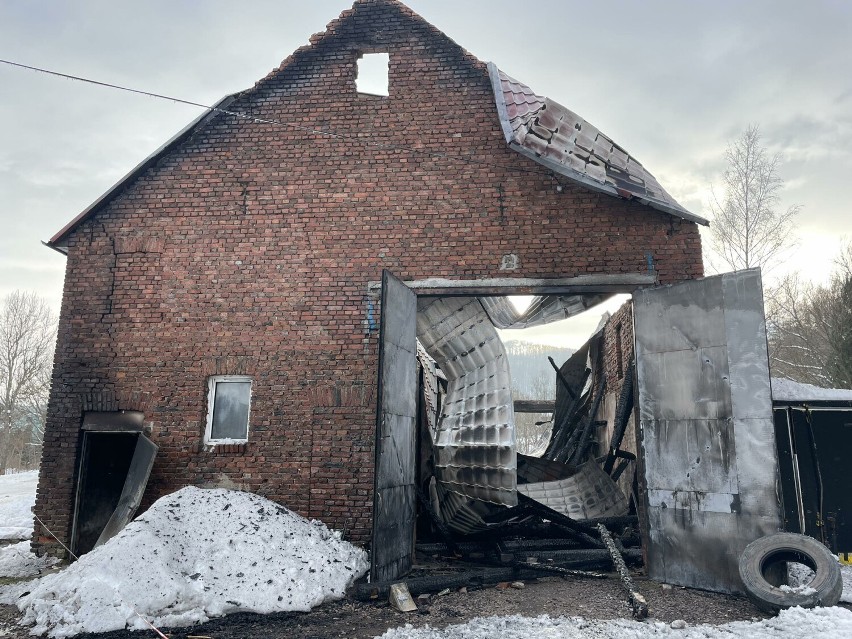 Tragiczny pożar na Dolnym Śląsku. Ściana zawaliła się na strażaków, więcej rannych i zagrożenie! - aktualizacja