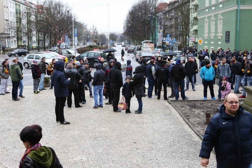 Pikieta kibiców Pogoni Szczecin przed Urzędem Miasta