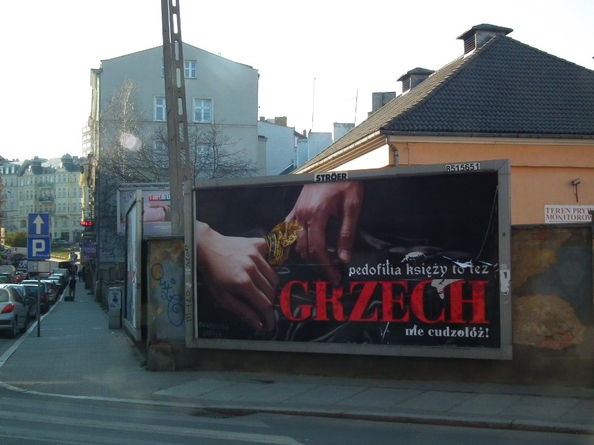 Anarchiści o pedofilii wśród księży. Billboard w Poznaniu [ZDJĘCIA]