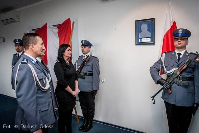 Uroczystość odsłonięcia tablicy upamiętniającej aspiranta sztabowego Marka Dziakowicza, który zginał ratując tonącego 16-latka