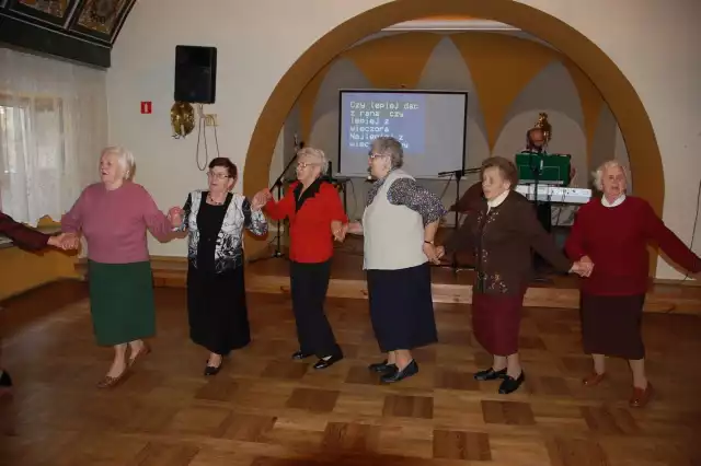 Seniorzy podczas wspólnych tanców