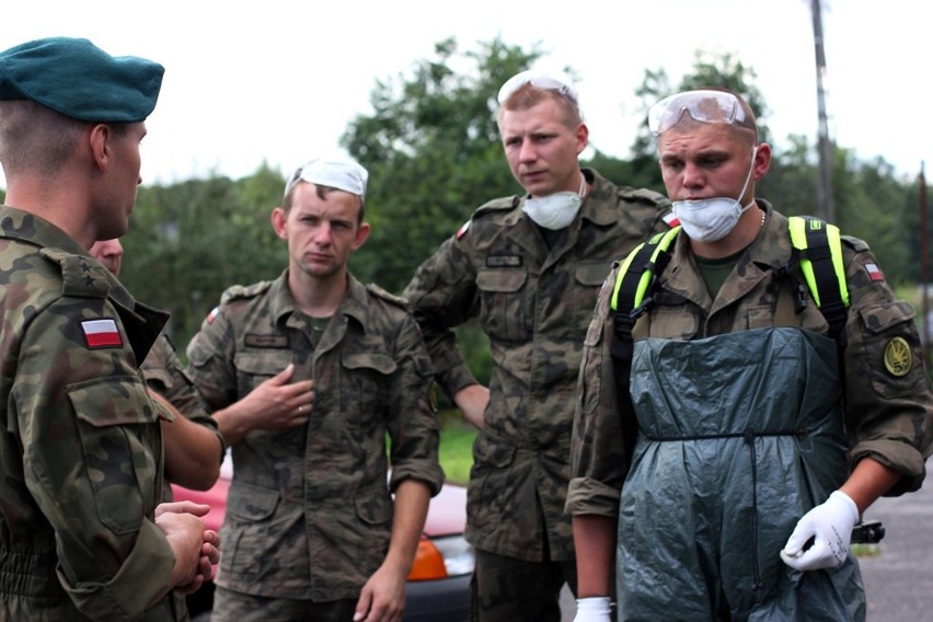KRÓTKO: Żołnierze z Tarnowskich Gór pomagają usuwać skutki powodzi w Olszynie [ZDJĘCIA]