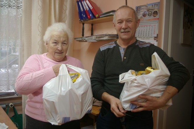 Jan Rząca, prezes gorlickiego oddziału PZN i Teresa Augustyn, wiceprezes rozdali dzisiaj 33 świąteczne paczki, dla członków - seniorów