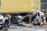 Po dramatycznym wypadku przy Galerii Echo w Kielcach. Toyota była zmiażdżona przez ciężarówki. Strony chcą mediacji [ZDJĘCIA] 