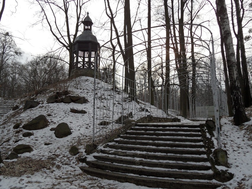 Wieżyczka romantyczna, a u jej stóp pergola w parku miejskim...