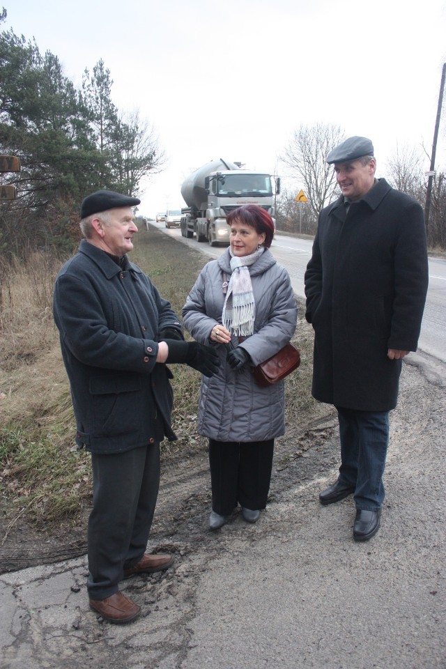 Remont wiaduktu w Chruszczobrodzie przed nami, a mieszkańcy są w szoku po decyzji PKP PLK. Wiceprzewodnicząca Rady Miejskiej w Łazach Marta Grzesica rozmawia na temat inwestycji z sołtysem Trzebyczki Adamem Kijewskim i sołtysem Chruszczobrodu Andrzejem Pniakiem.